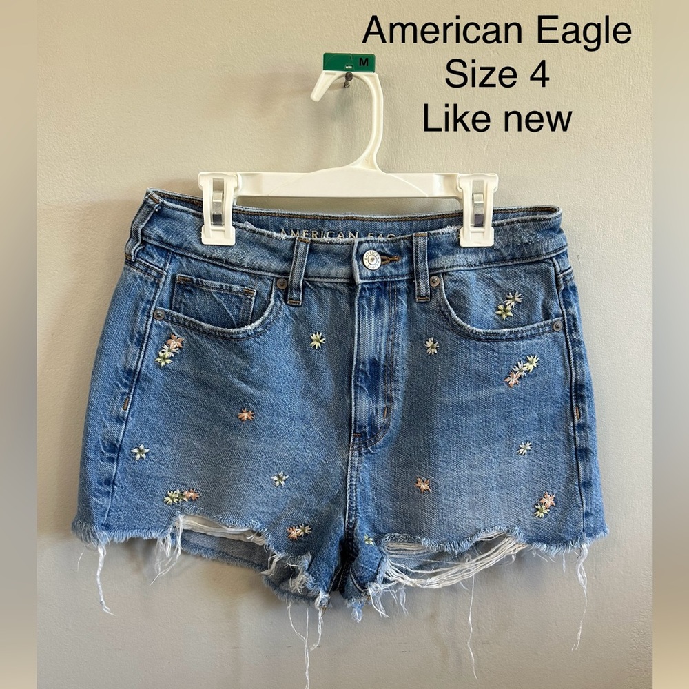 Size 4 American Eagle embroidered denim shorts